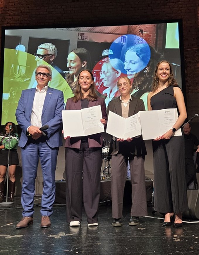 MaGiC Award 2026: Prof. Dr. Alexander Oberhuber überreicht die Preise an Elena Wilkens (3. Platz), Chiara Kugel (2. Platz) und Hanna Buschermöhle (1. Platz)