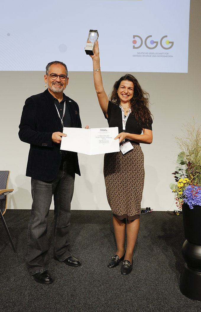 Dr. med. Viktoria Peters nimmt die DGG-Team-Trophy auf der Jahrestagung 2026 entgegen