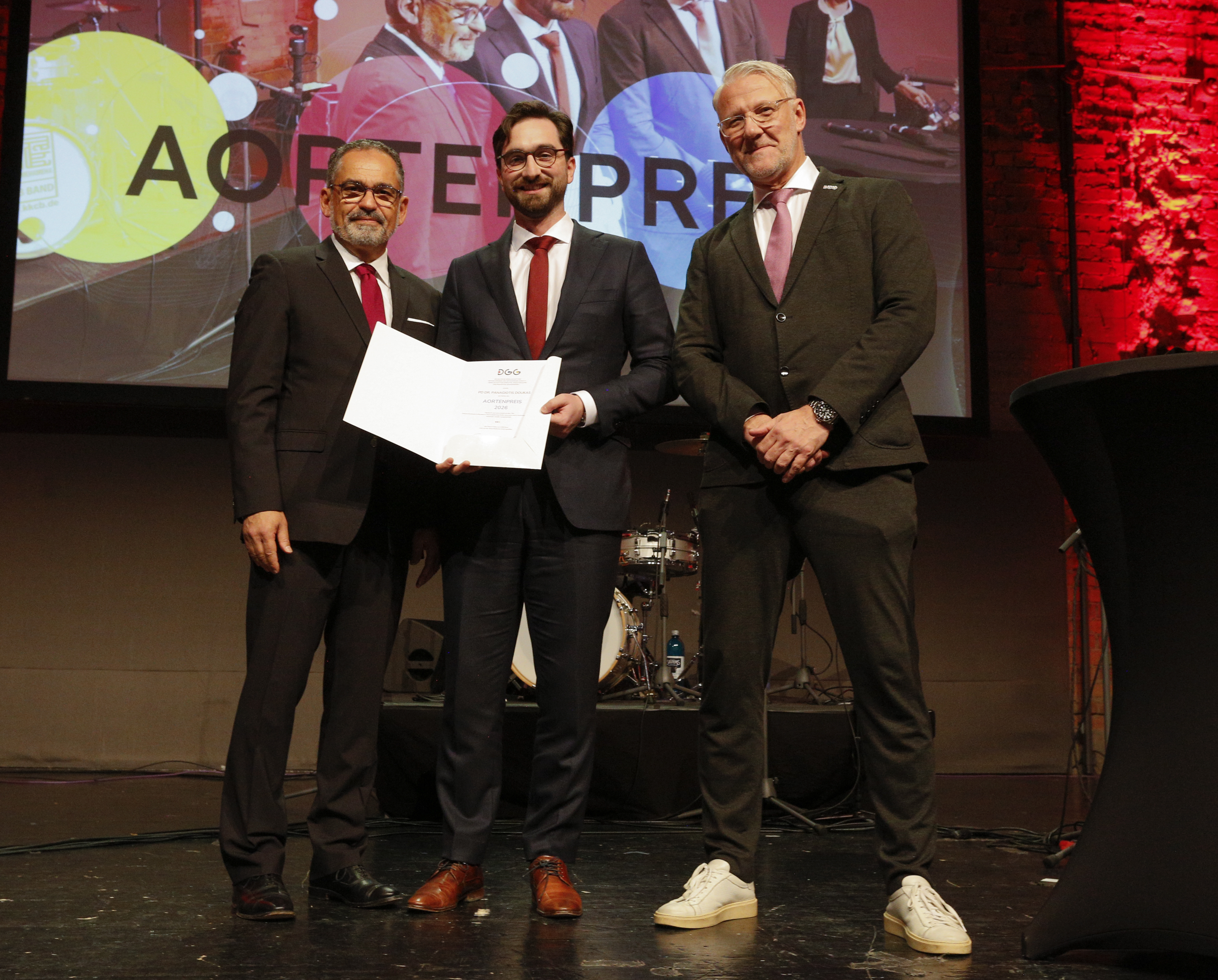 PD Dr. med. Panagiotis Doukas (Aachen) erhielt auf der Jahrestagung 2026 in Frankfurt a.M. den Aortenpreis.